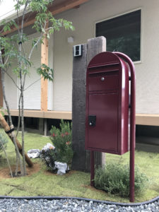 常滑市外構工事にて人気のポスト「ボビカーゴ」を設置しました